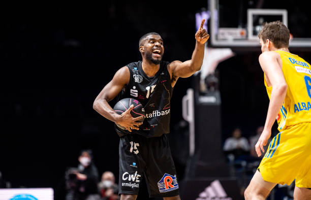 形成鲜明对 形成鲜明对